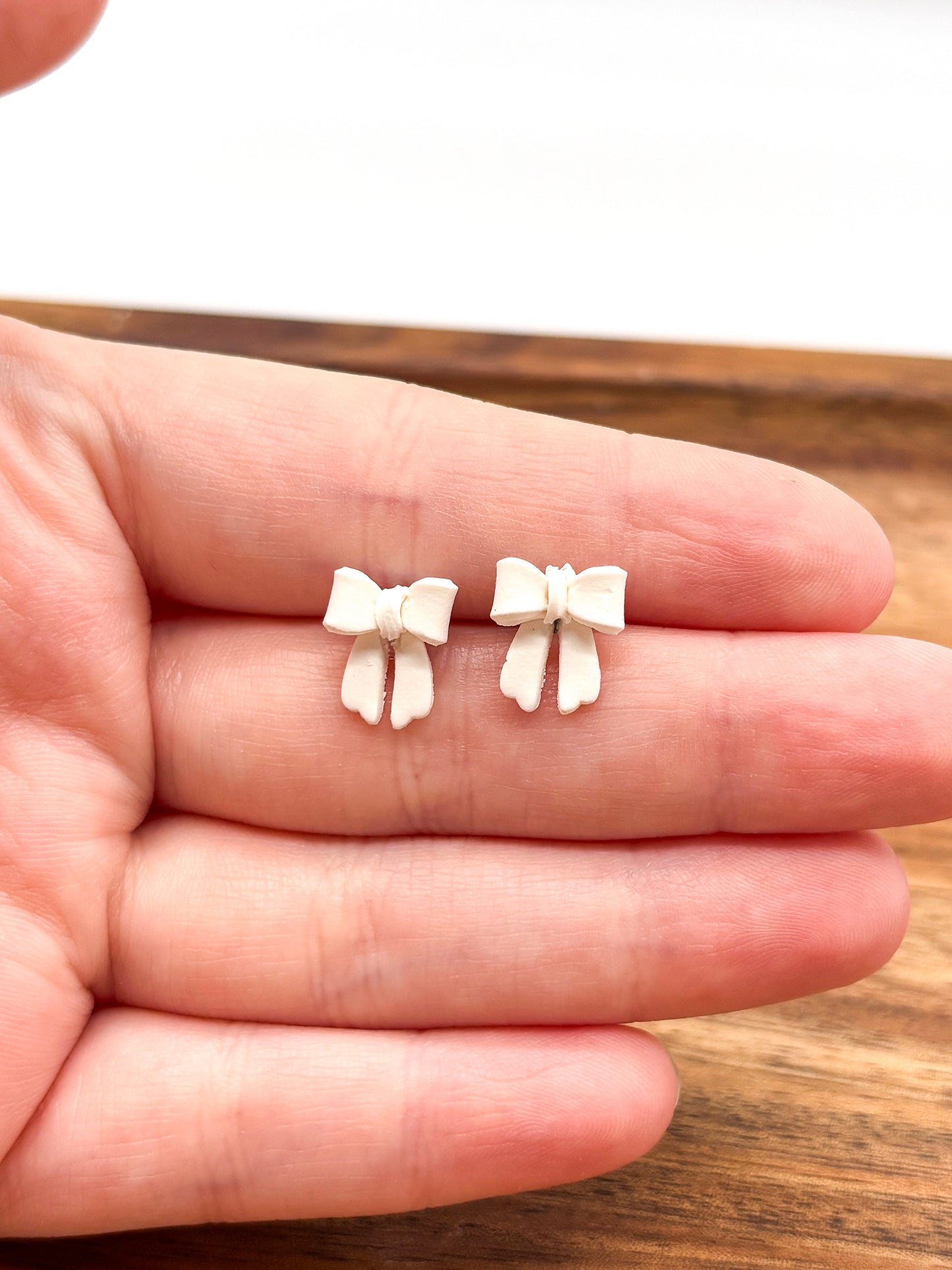 White bow studs in 2 sizes