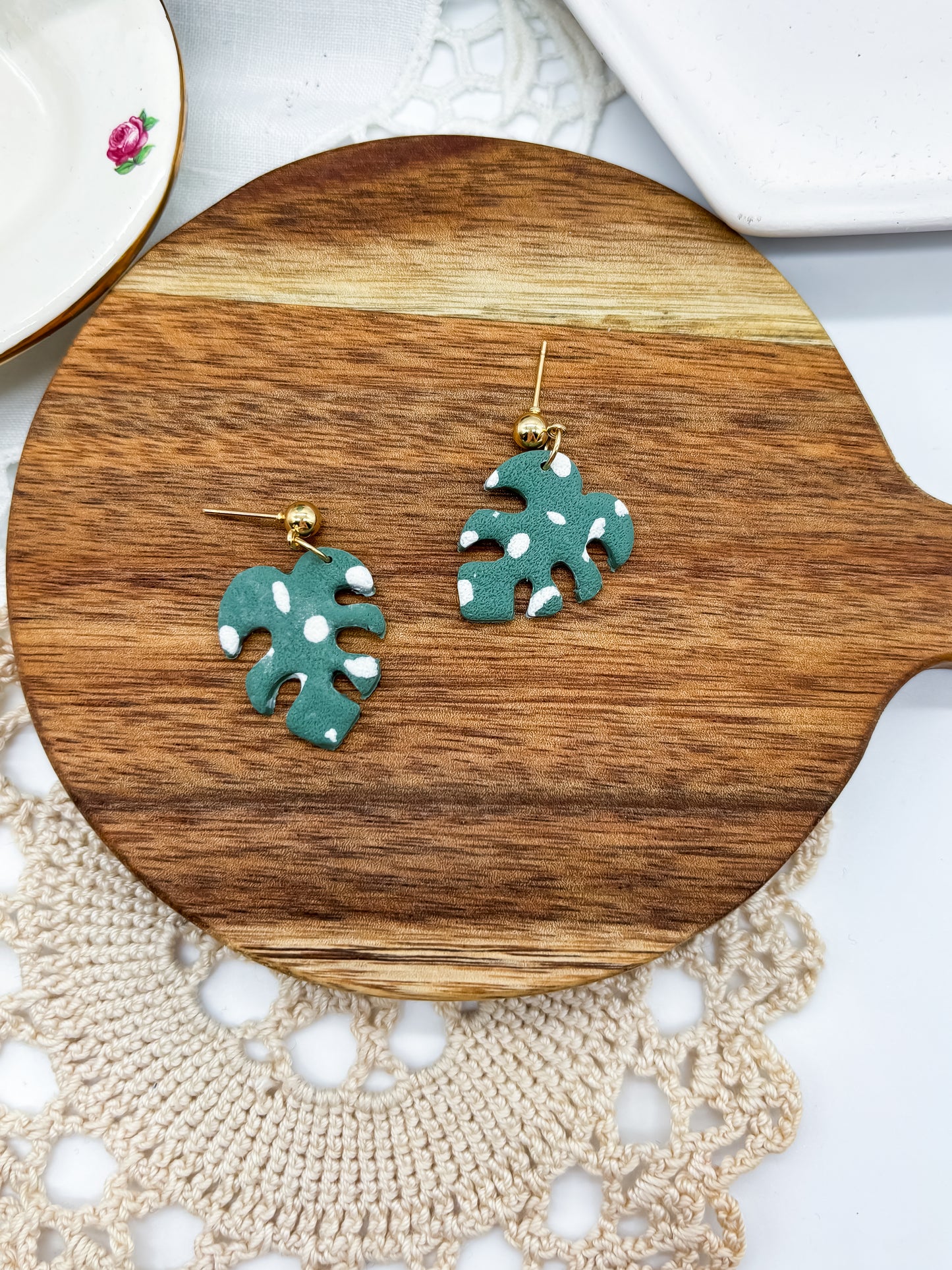 Monstera leaf dangle earrings
