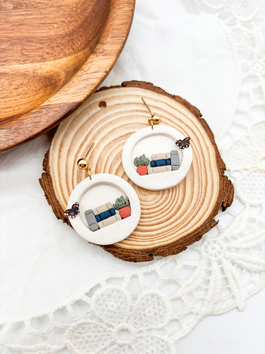 White bookshelf dangles in 2 shapes