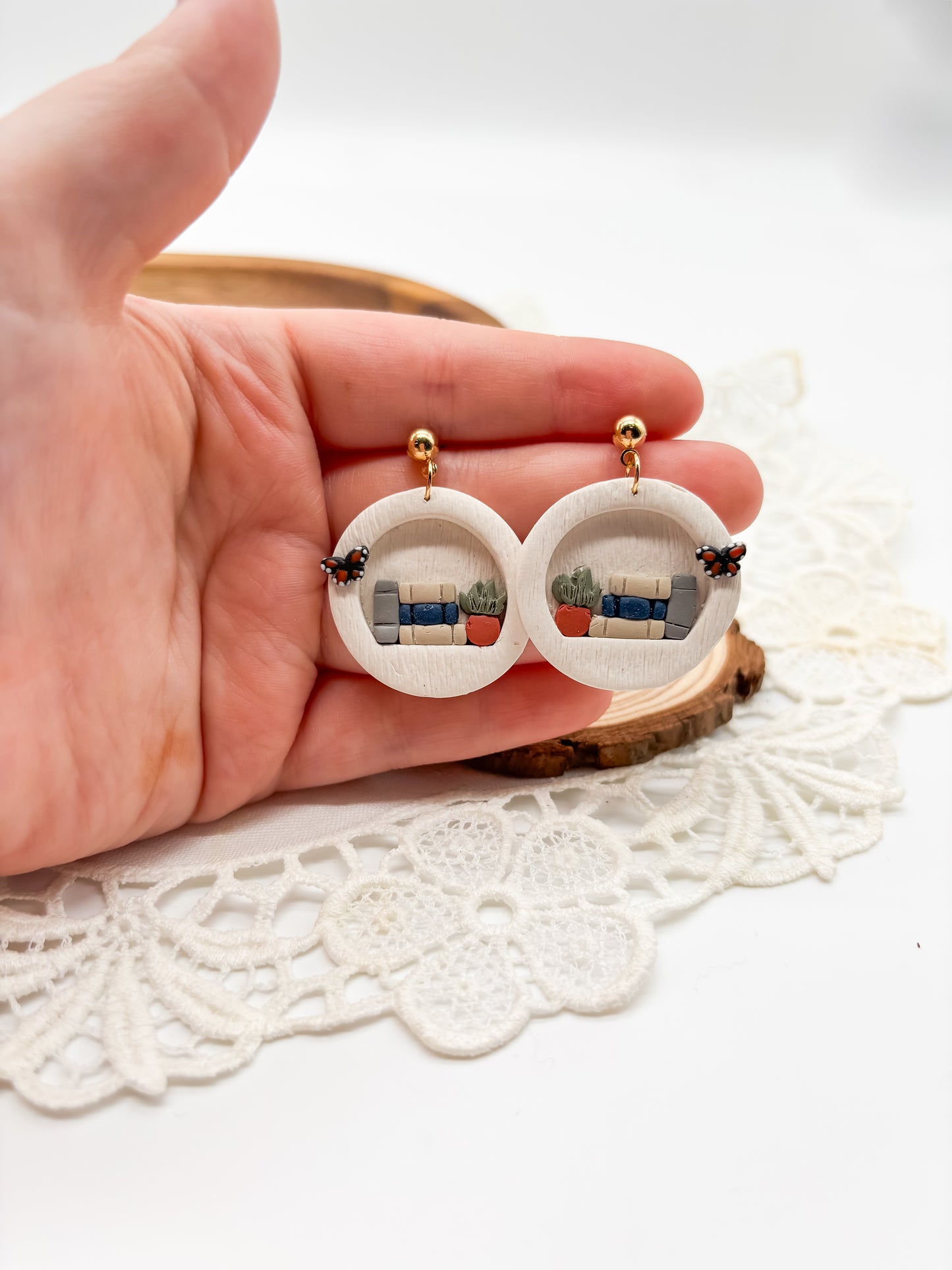 White bookshelf dangles in 2 shapes