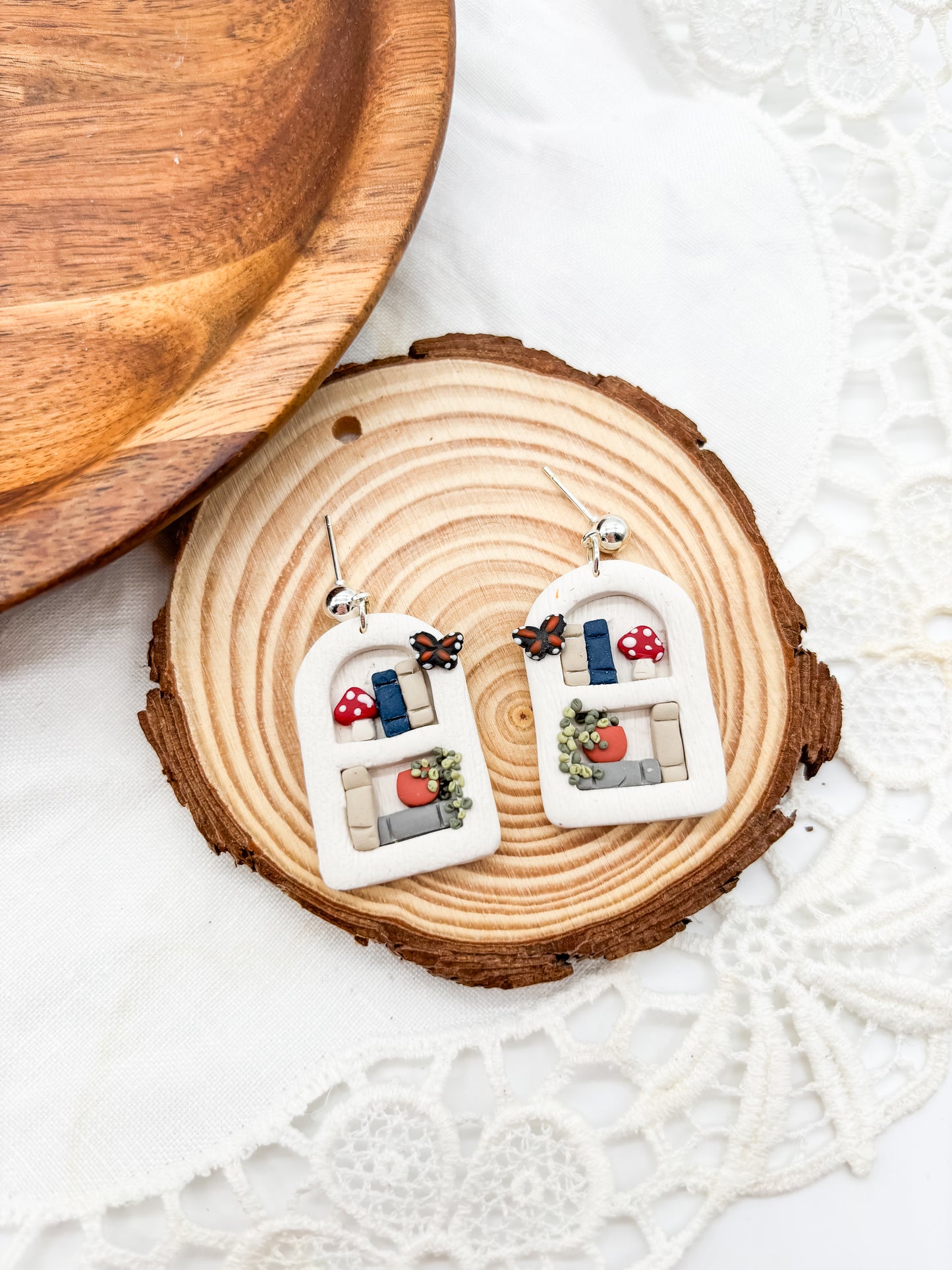 White bookshelf dangles in 2 shapes