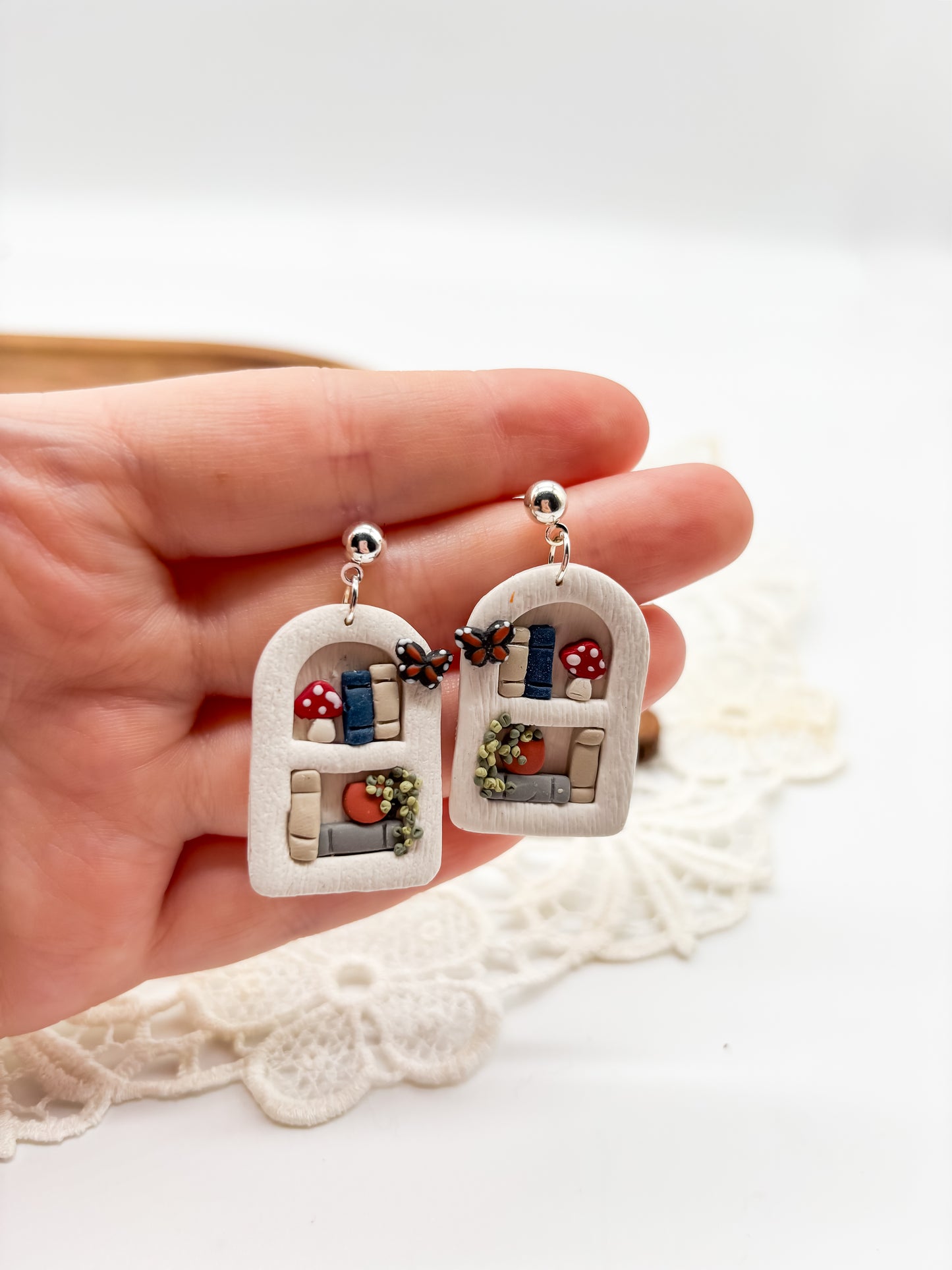 White bookshelf dangles in 2 shapes