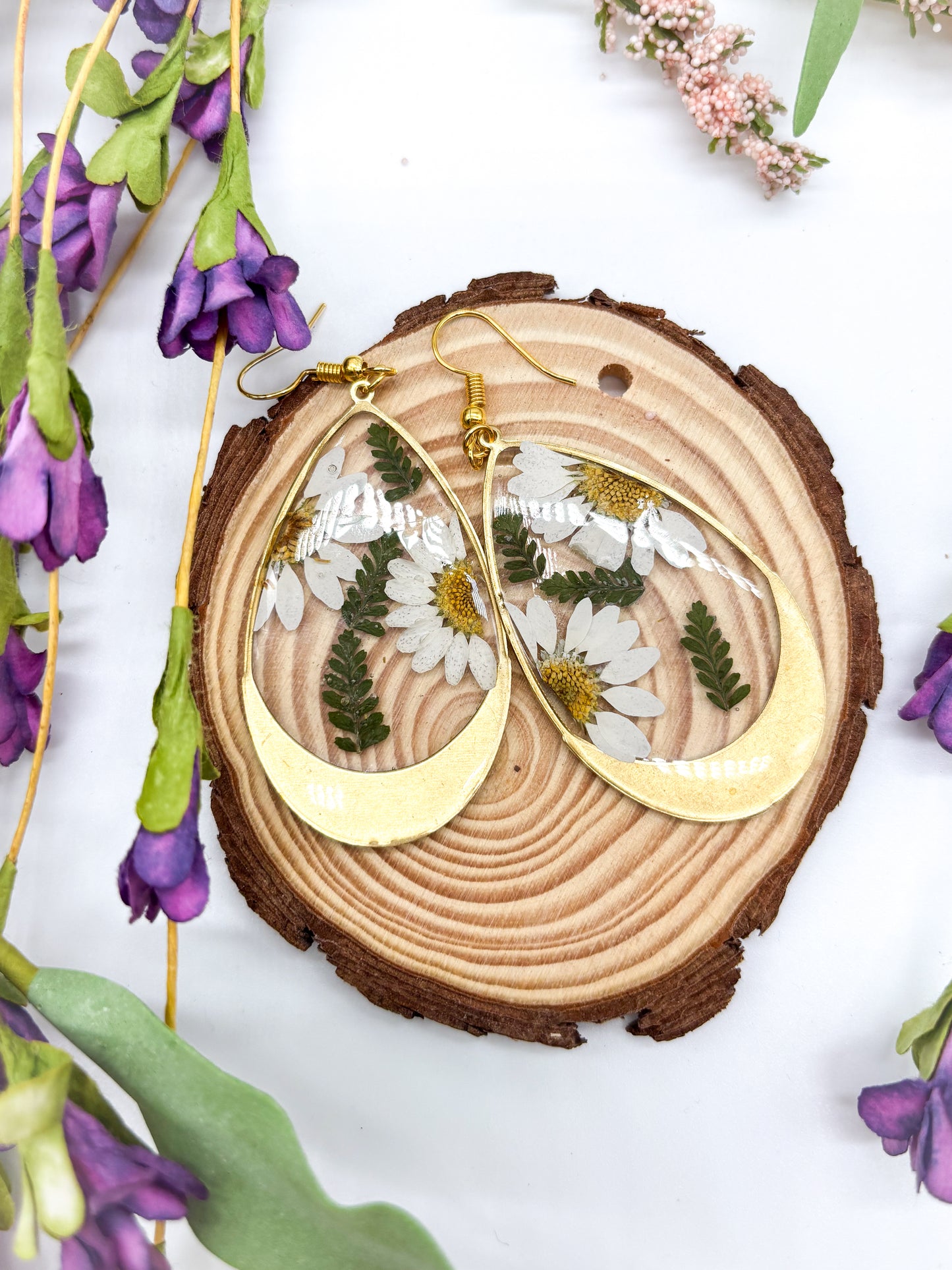 Gold plated teardrop earrings with white daisies