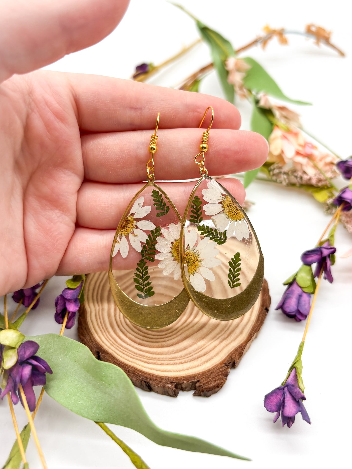 Gold plated teardrop earrings with white daisies