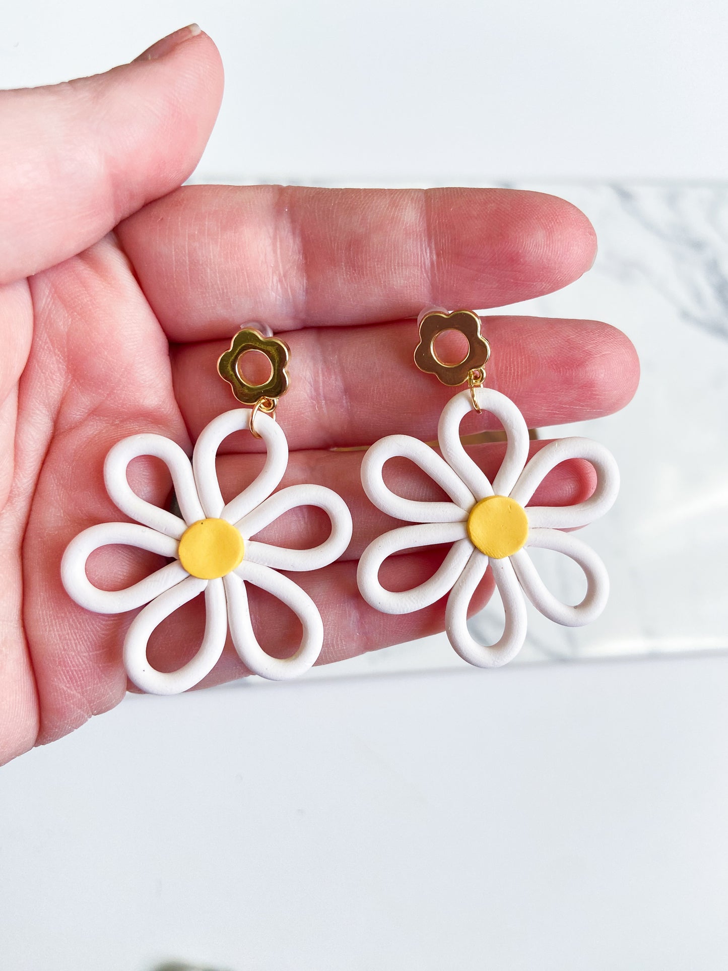Daisy outline earrings