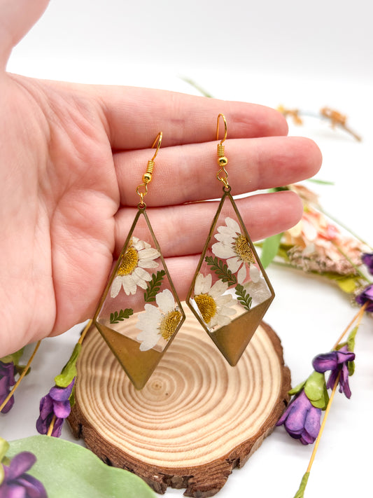 Diamond shaped earrings with real daisies