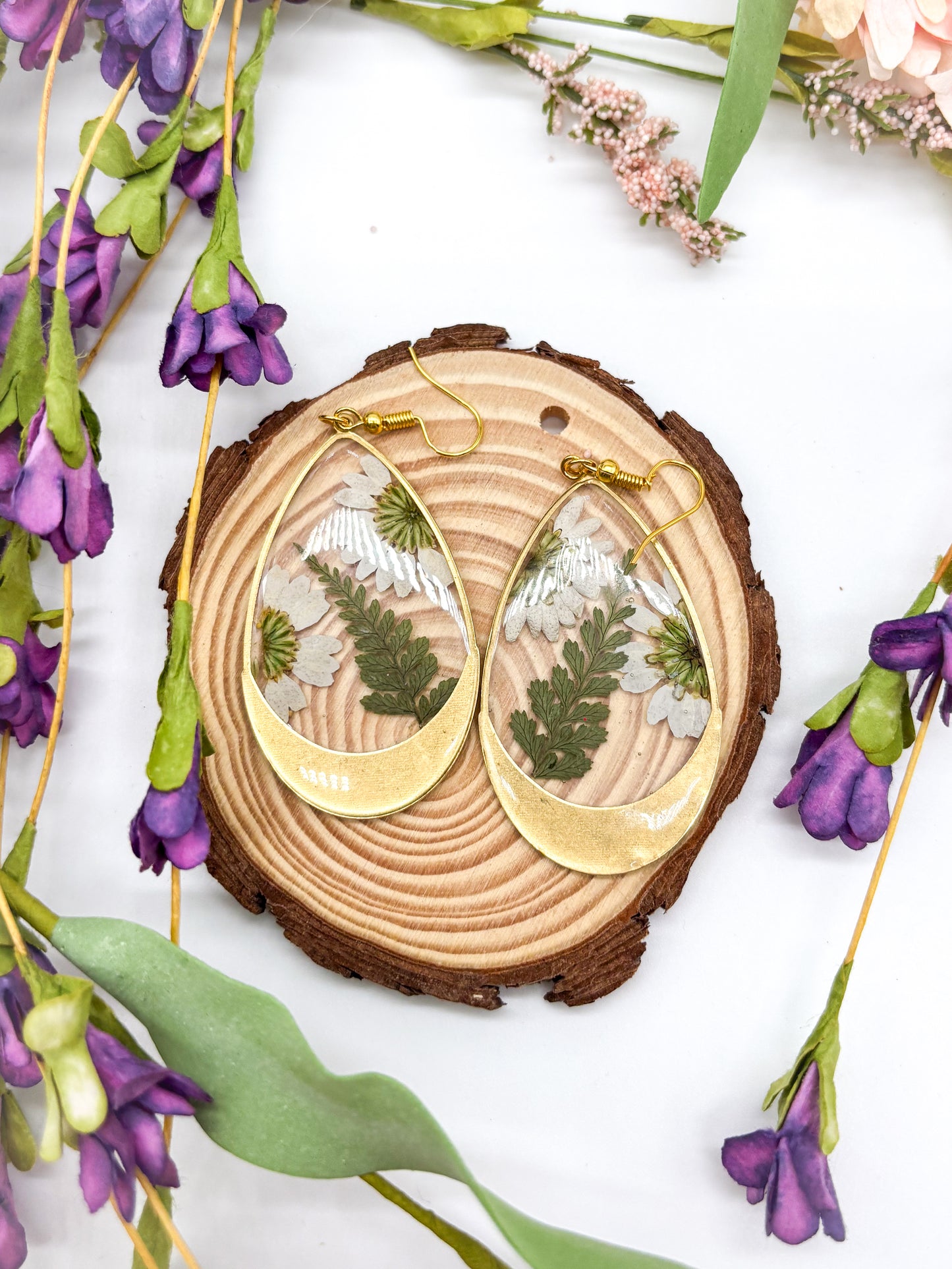 Gold plated teardrop earrings with white daisies