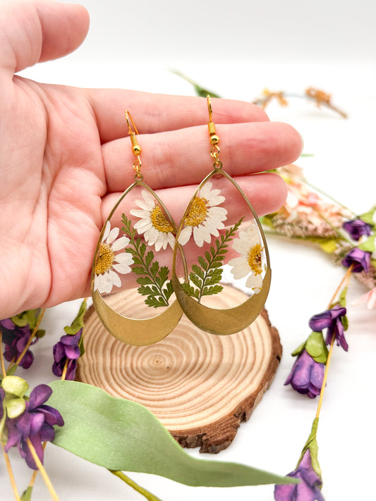 Gold plated teardrop earrings with white daisies