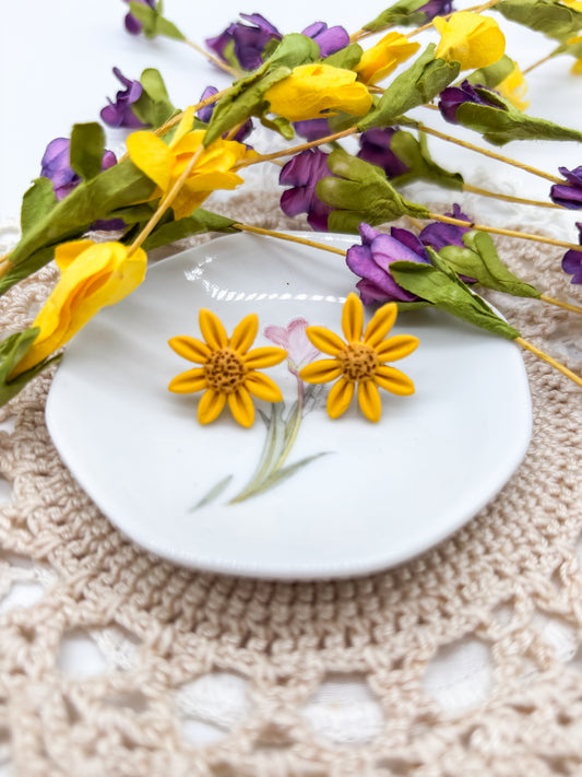 Yellow Daisy Stud